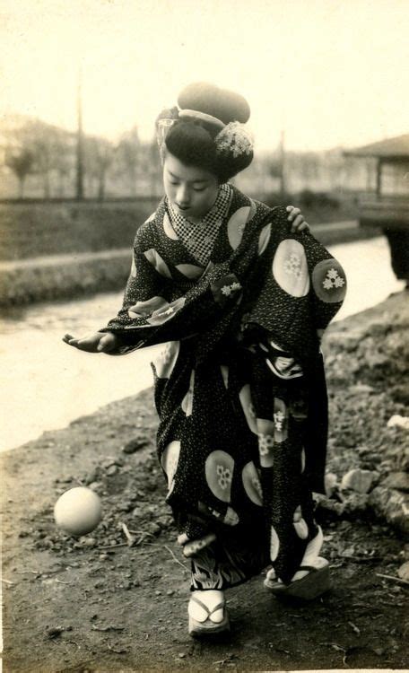 maiko hatsuko playing with a ball 1920s s 昔 美人 古い写真 日本美人