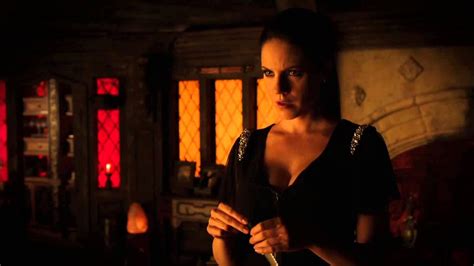 Lost Girl Season 4 Episode 6 Of All The Gin Joints Review Nowhitenoise