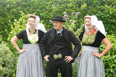 brother  sister  traditional dutch clothes dutch