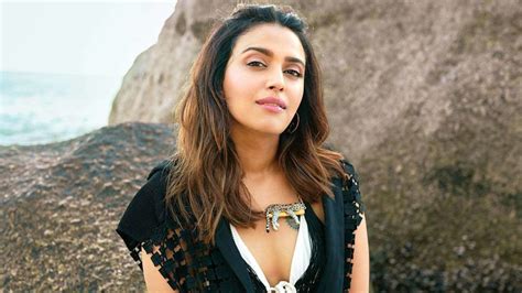 see what swara bhaskar has to say about her ma and t andn sequence in