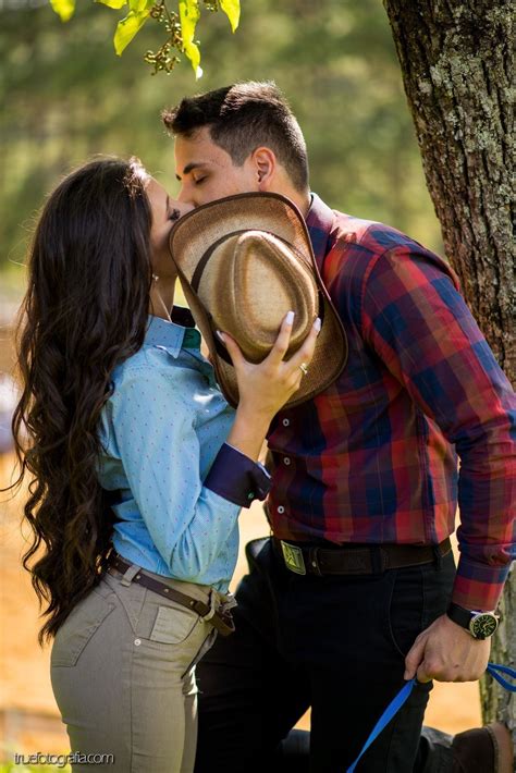 Pin By Mwayi 30 On Mulher Cavalo 1 In 2020 Country Couple Photos