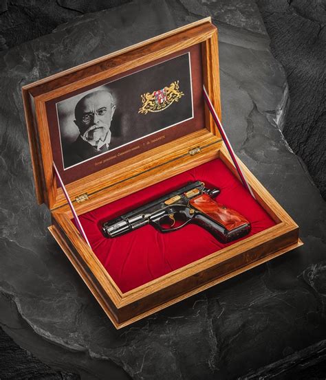 scatola aperta delle pistole da collezione cz  republika armi magazine