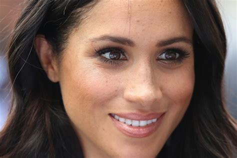 meghan markle is doing her own makeup on ireland tour