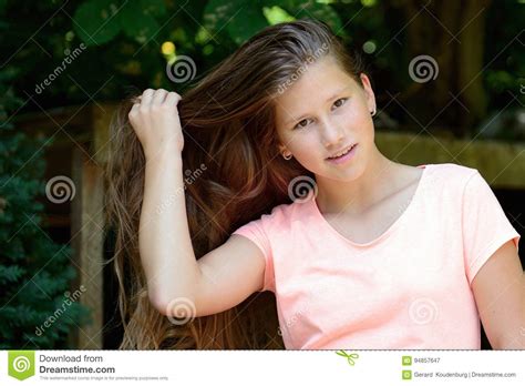 Giovane Adolescente Nel Parco Con Capelli Biondi Lunghi E Espressione