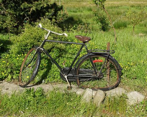 altes kaputtes schwarzes fahrrad stockfotografie lizenzfreie fotos