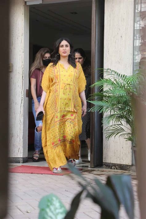 Pregnant Kareena Kapoor In Beautiful Dress Gulte