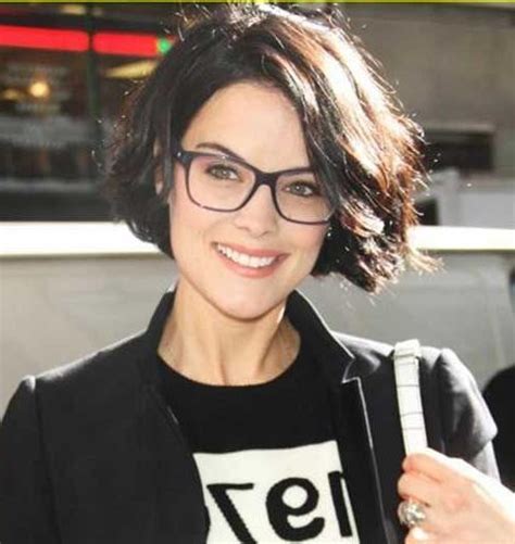 20 ideas of short haircuts for round faces and glasses
