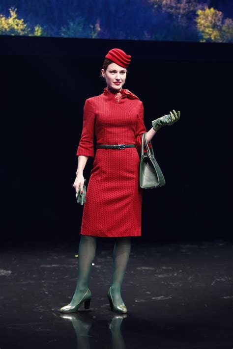 I vantaggi di una casa anni '60 sono innegabili, a . Divise hostess Alitalia: il debutto tra le polemiche