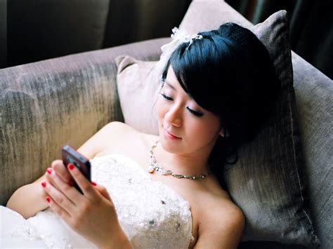 groom divorces bride after she was too busy texting to have sex on