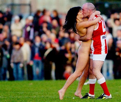 female streaker kisses a footballer in melbourne andrew kelly photo streakers pinterest
