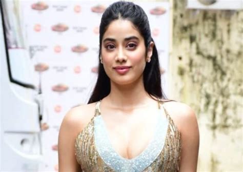 Jhanvi Kapoor Was Sitting In The Car Wearing Very Tight Clothes Oops