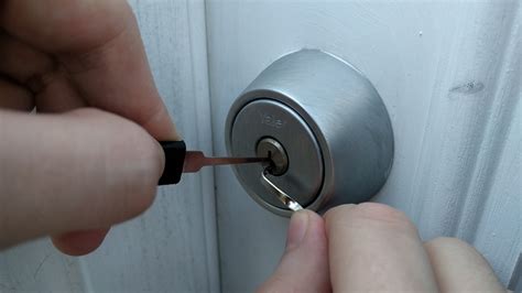 learning  pick locks taught   crappy door locks