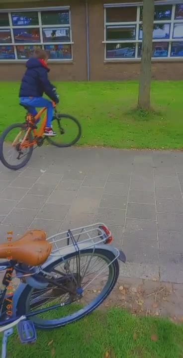 dumpert jongentje gaat met zijn fiets op zijn plaat