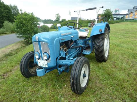 ford dexta spezial steht  der oldtimerausstellung  uttrichshausen