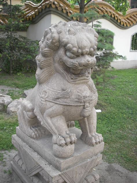 filelion statue  chinese park  st piterstburgjpg