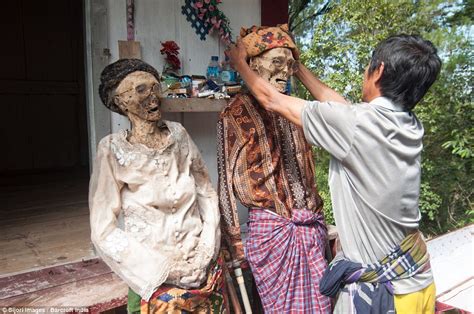 Indonesian Village Toraja Dig Up Dead Relatives And Give