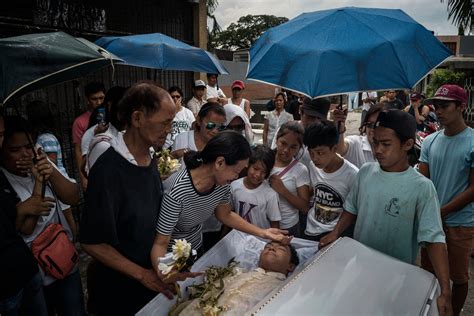 Hard Life Among The Dead In The Philippines The New York Times