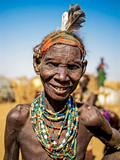 fotógrafo viaja pela etiópia para retratar mulheres tribais do vale do