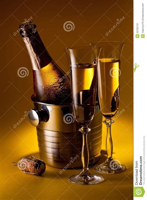 frasco e vidros de champagne baixe conteúdos de alta