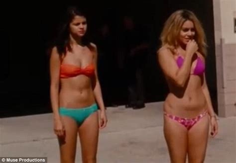 katching my i sheer beauty selena gomez piles on the sex appeal with co stars at spring