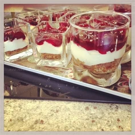 toetje mon chou taart  glas serveren ook lekker bastogne koeken marscarpone en aardbeien