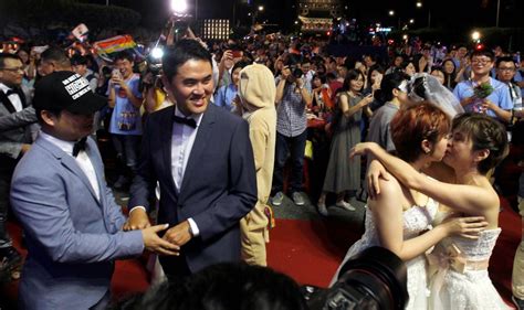 Taiwanese Same Sex Couples Wed At Vibrant Banquet