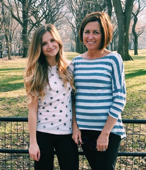 mom surprises daughter at college — but takes selfie from wrong dorm