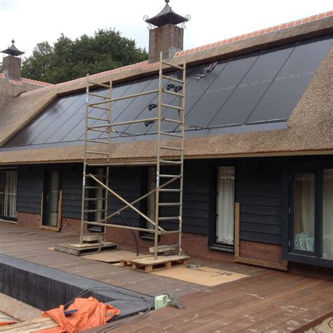 pvt panelen verwerkt  rieten dak van klassieke woning triple solar