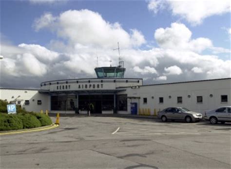 aer lingus flight diverted  plane    runway  kerry airport