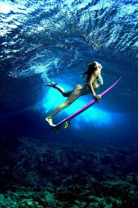 underwater surfařky bikini a oceán