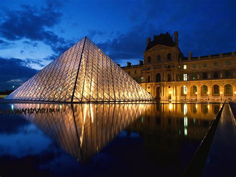 world visits louvre museum central landmark  france  paris