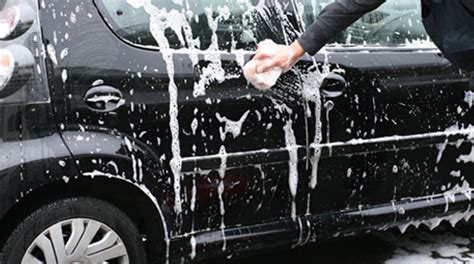 auto wassen   stappen een schone auto zonder krassen