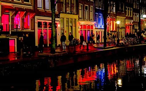 amsterdam bans red light district tourists from staring at sex workers