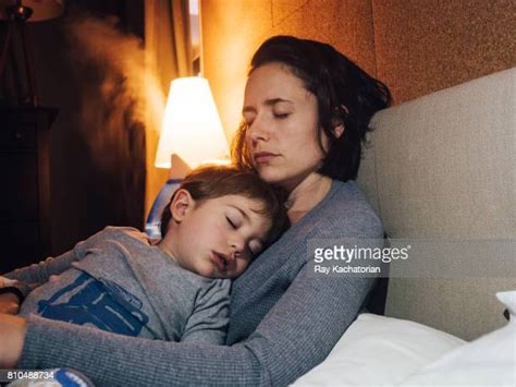 Mom Sleeping In Bed Foto E Immagini Stock Getty Images