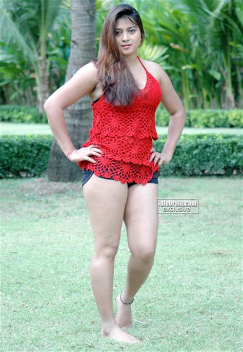 indian garam masala desi masala actress farah khan sexy thighs show in shorts spicy hot