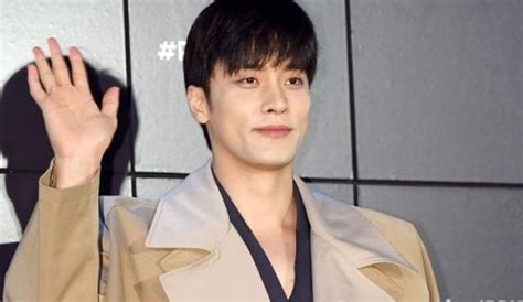 actor sung hoon  reportedly drunk   fell asleep  broadcast