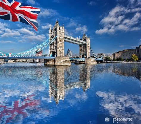 fototapete beruehmte tower bridge mit flagge von england  london uk