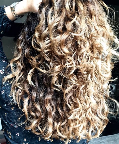 ways    style naturally curly hair  heat styling tools  love