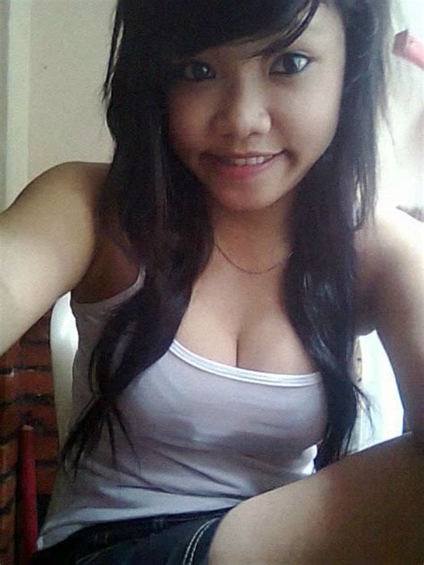 abg sexy banget dengan tanktop putih sma