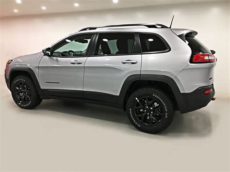 jeep cherokee trailhawk leather    sunroof