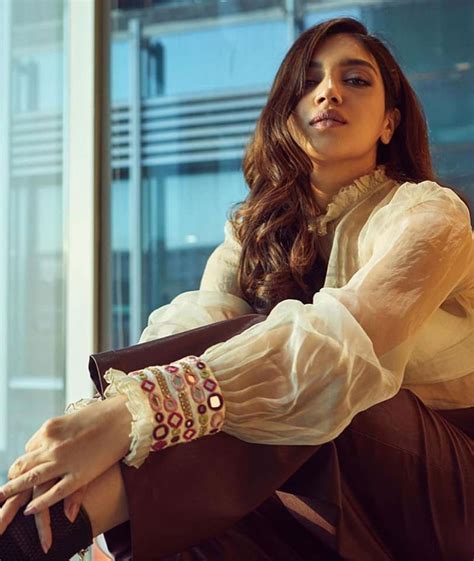watch bollywood actress bhumi pednekar flaunting her new sari look