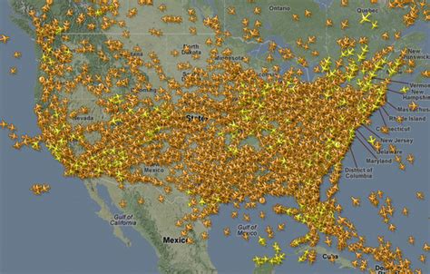 flightradar  service  tracks air traffic    map