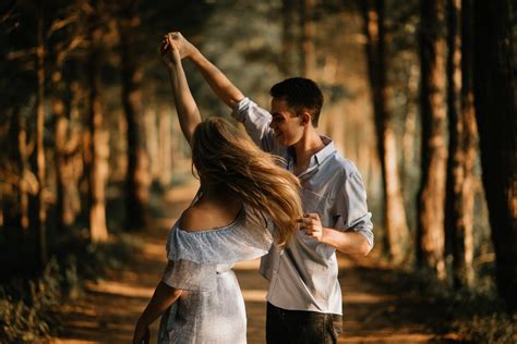 couple poses  photography ideas  capture genuinely romantic