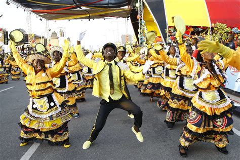 carnaval anima marginal de luanda  conta  presidente na plateia ver angola diariamente
