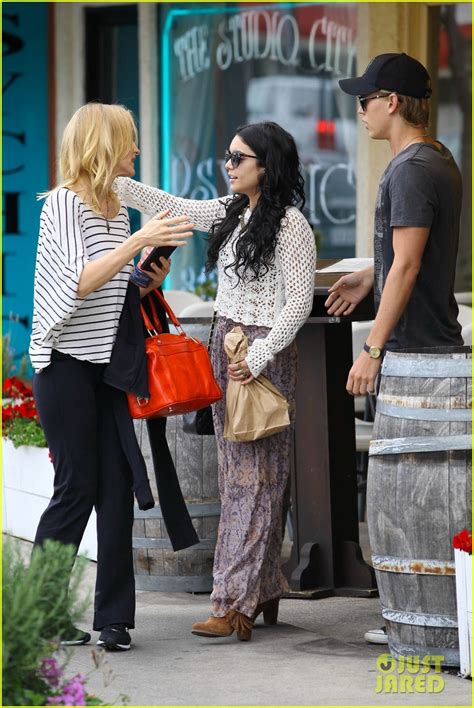 Vanessa Hudgens Lunch With Austin Butler And His Mom Photo 2653324