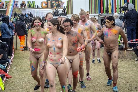 the fully nude running at roskilde festival is weird but insanely sexy