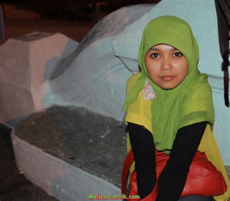 cute indonesian nurse wearing hijab pictures 2014