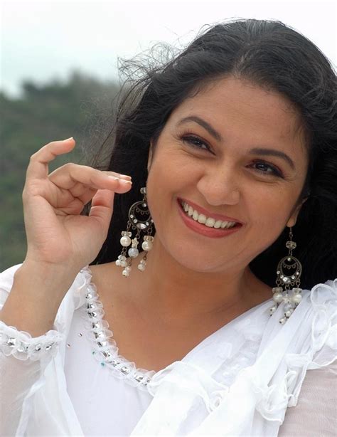 gracy singh hot and sizzling navel pictures downloads