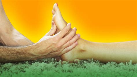 aprenda a fazer uma massagem relaxante nos pés youtube