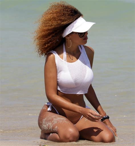 Η aisha thalia με εκπληκτικά οπίσθια και λευκό thong bikini στο miami kanoni net